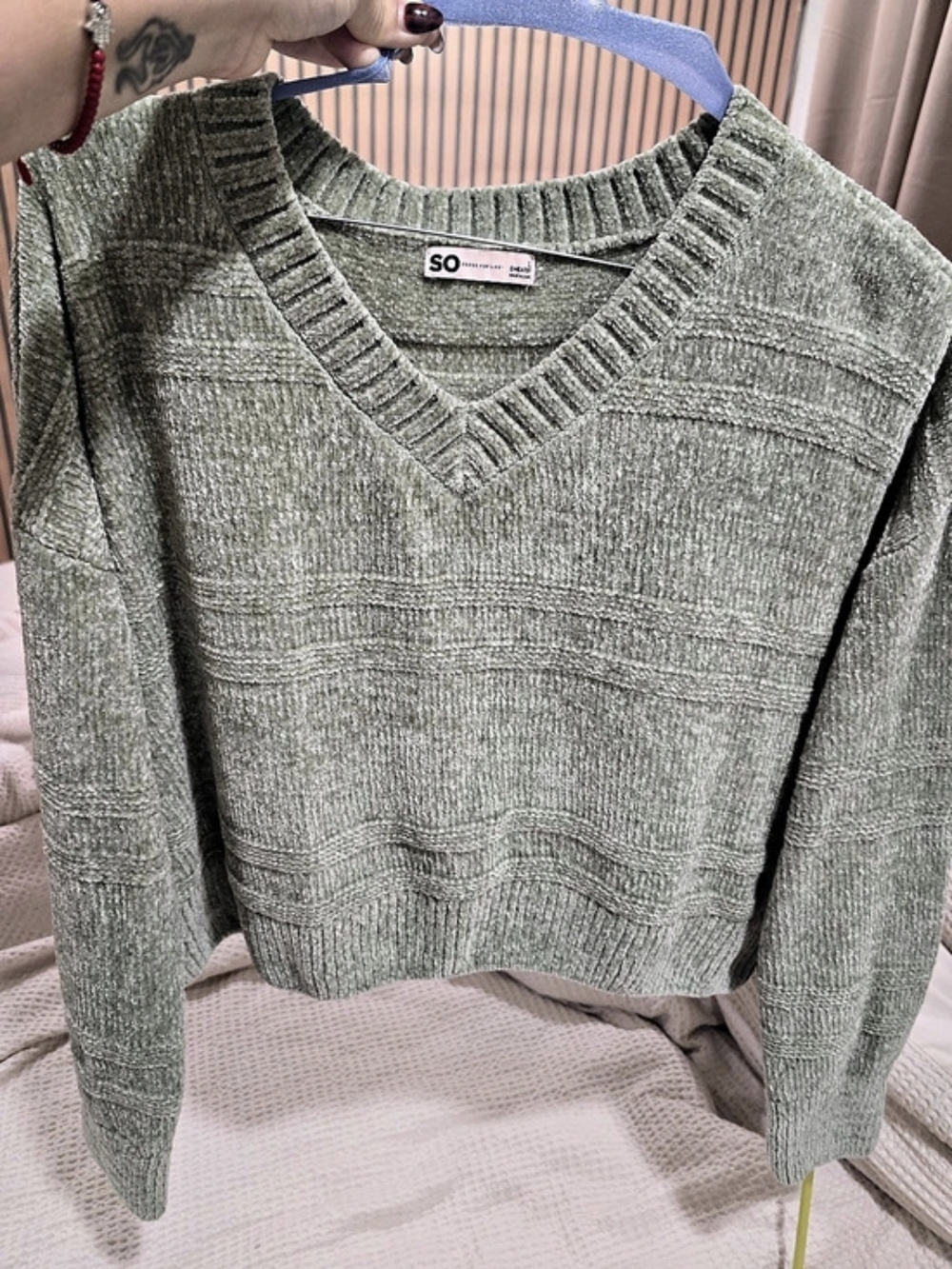 SO Women'Small V-Neck Sweater in Green Size Large. Like New